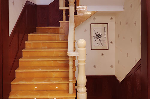 开平中式别墅室内汉白玉石楼梯的定制安装装饰效果